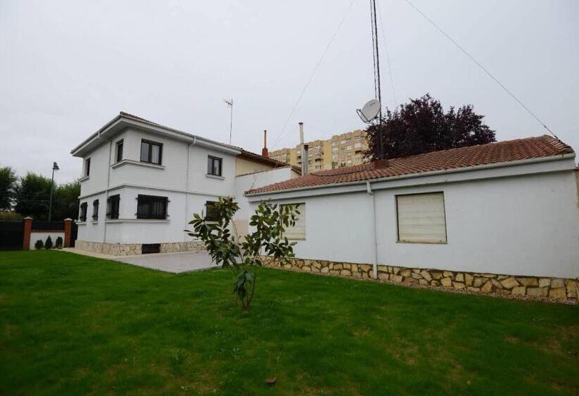 Housing León Casa Con Jardín