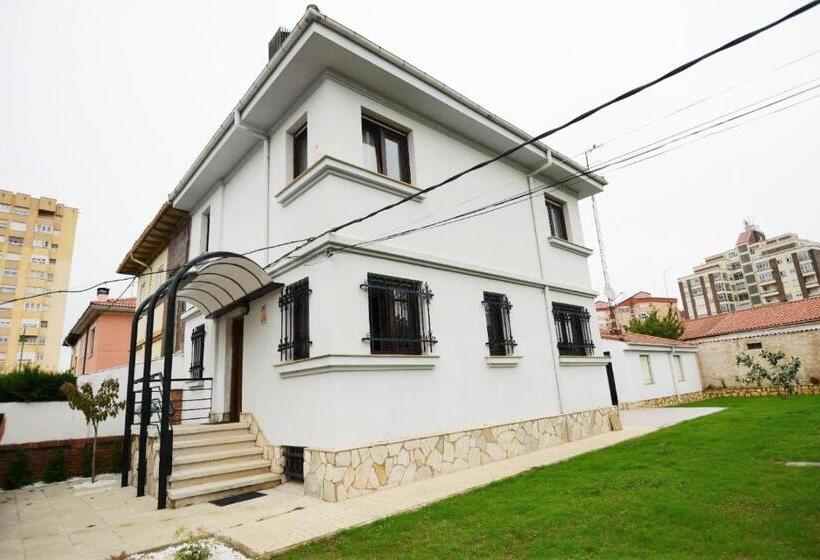 Housing León Casa Con Jardín