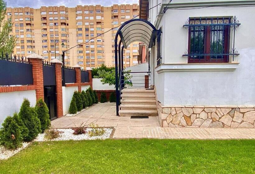 Housing León Casa Con Jardín