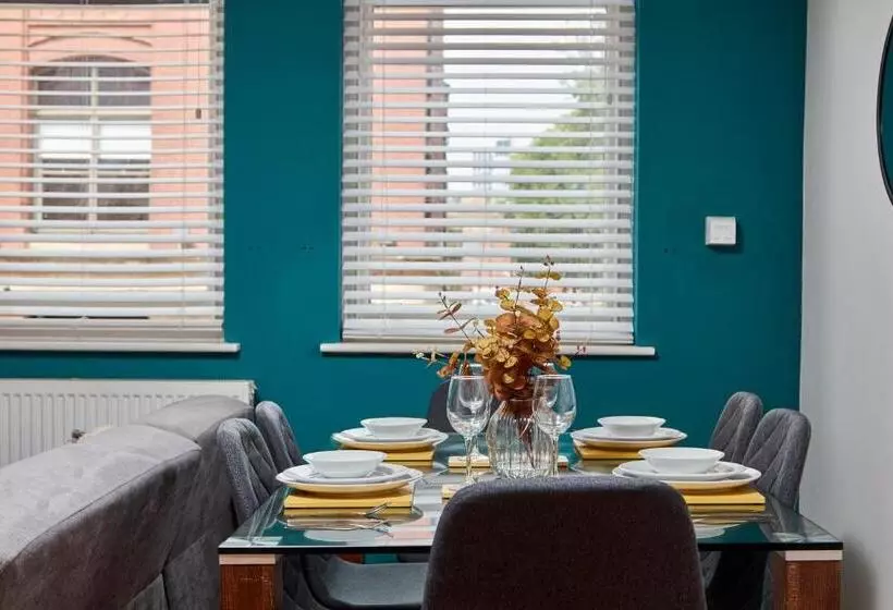 Spacious City Centre 3 Bedroom, 3 Bathroom