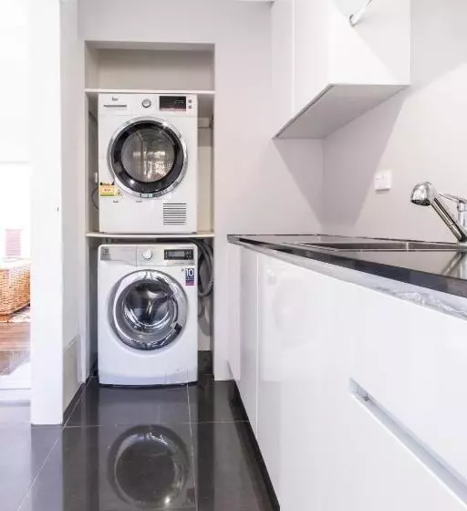 Pet Friendly House Opposite Bokarina Beach