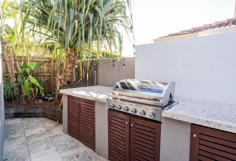 Pet Friendly House Opposite Bokarina Beach