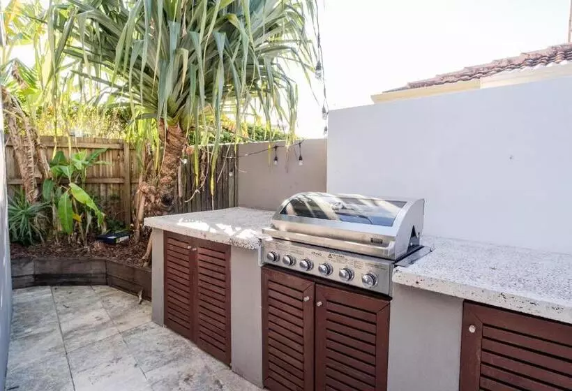 Pet Friendly House Opposite Bokarina Beach