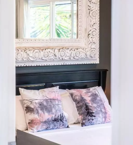 Pet Friendly House Opposite Bokarina Beach