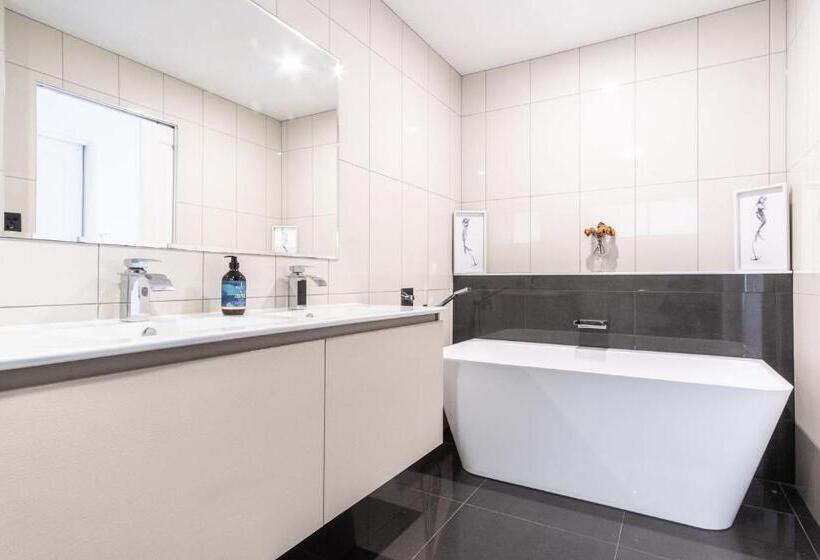 Pet Friendly House Opposite Bokarina Beach