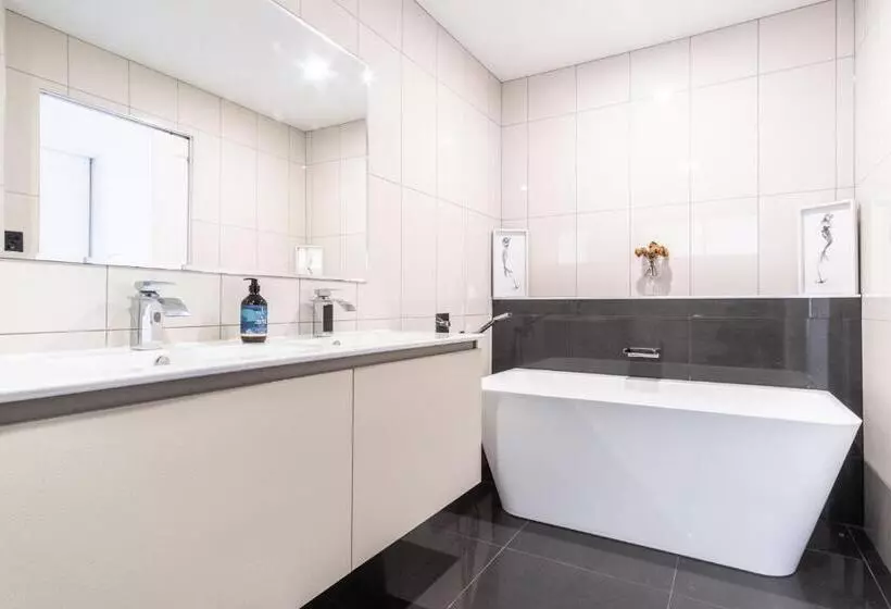 Pet Friendly House Opposite Bokarina Beach