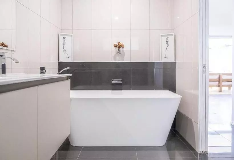 Pet Friendly House Opposite Bokarina Beach