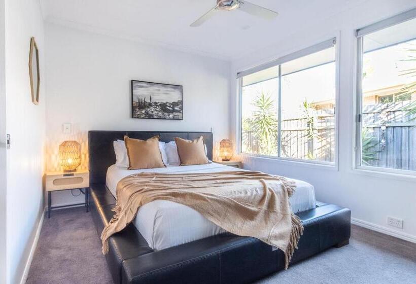 Pet Friendly House Opposite Bokarina Beach