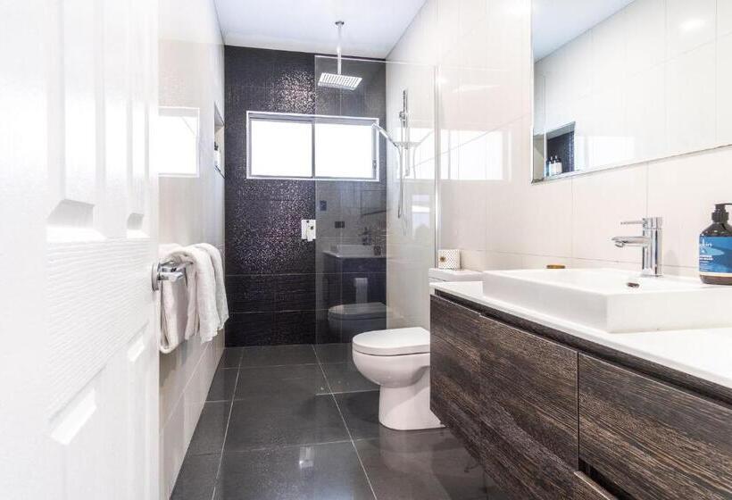 Pet Friendly House Opposite Bokarina Beach