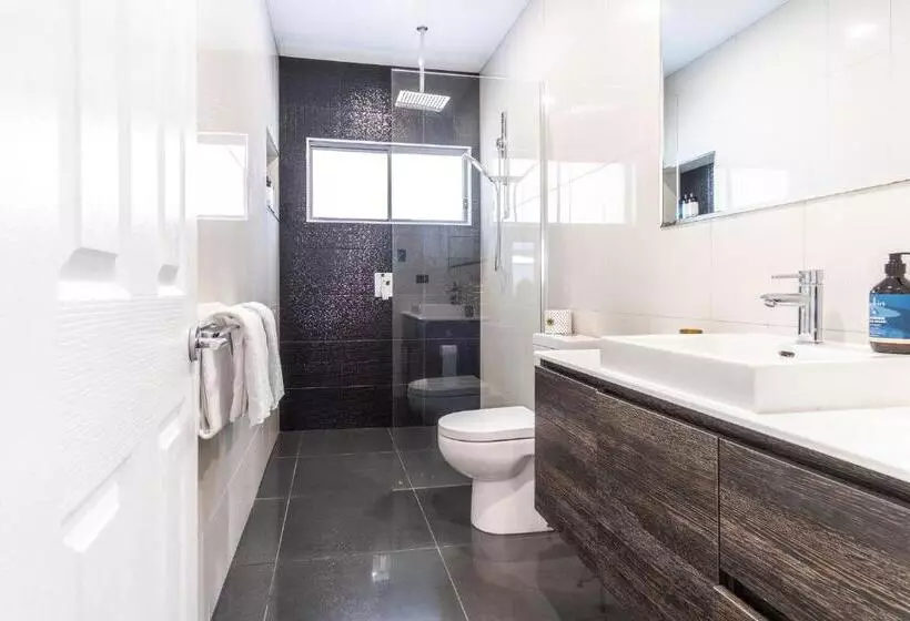 Pet Friendly House Opposite Bokarina Beach