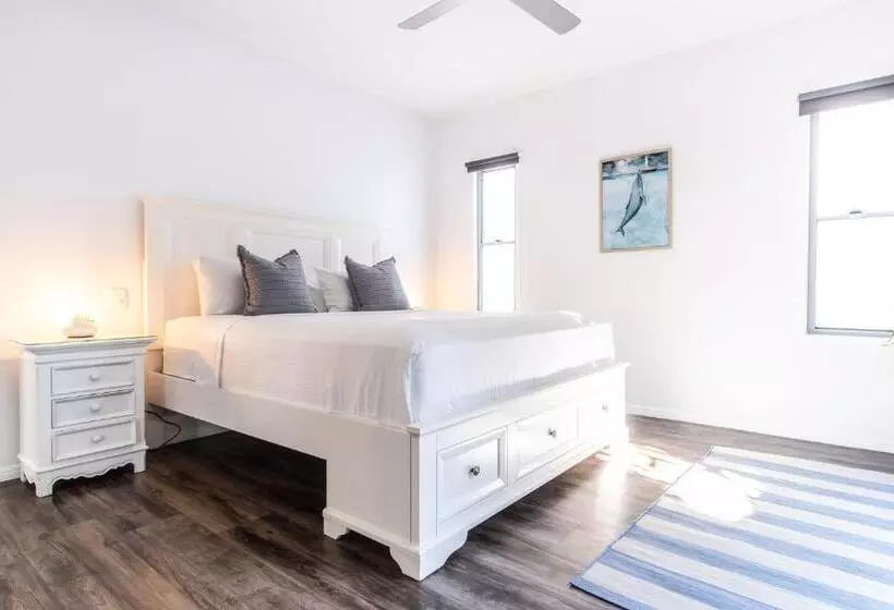 Pet Friendly House Opposite Bokarina Beach