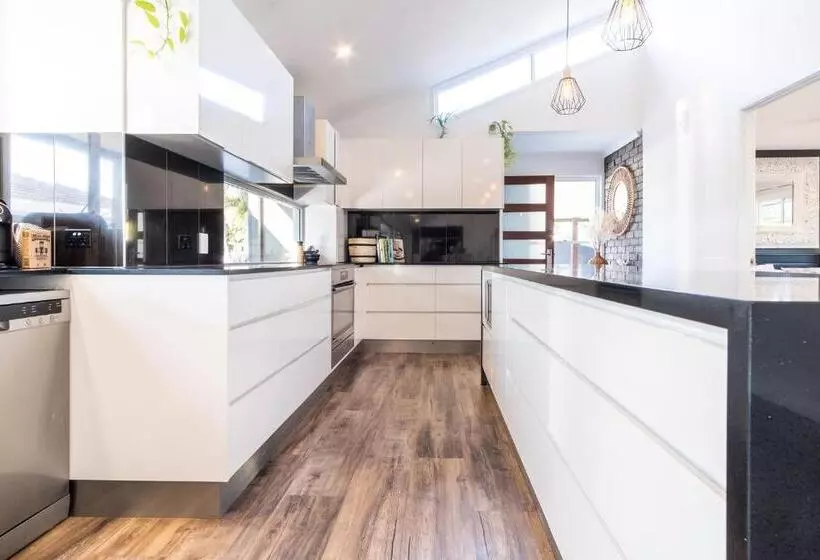 Pet Friendly House Opposite Bokarina Beach