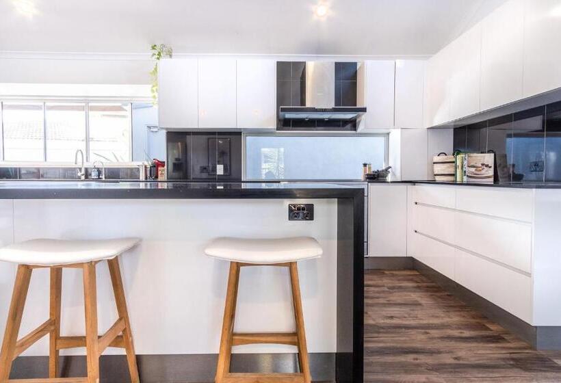 Pet Friendly House Opposite Bokarina Beach