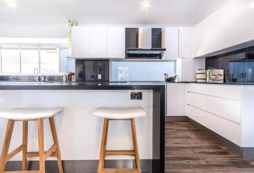 Pet Friendly House Opposite Bokarina Beach