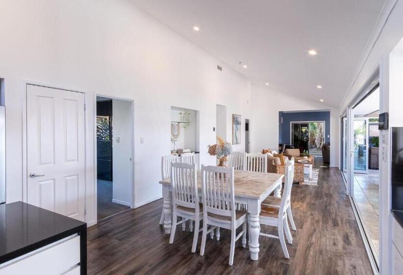 Pet Friendly House Opposite Bokarina Beach