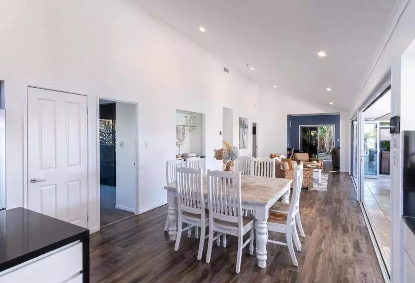 Pet Friendly House Opposite Bokarina Beach