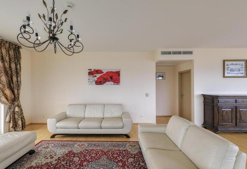 Sea View Apartment On 19th Floor