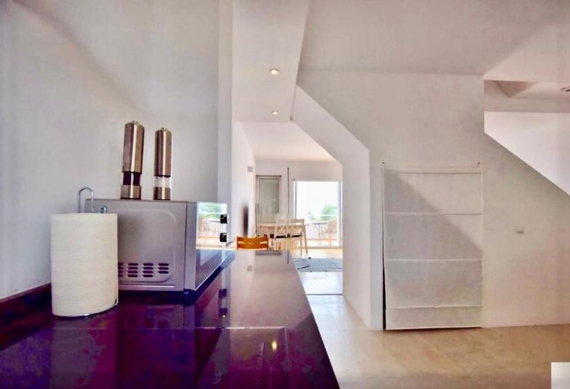 Beautiful Renovated Beach House With Panoramic Seaviews