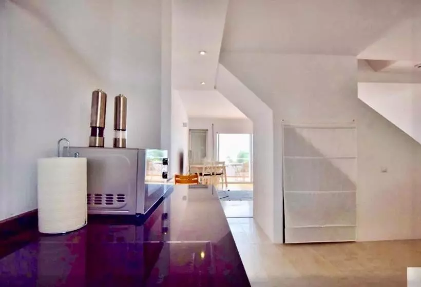 Beautiful Renovated Beach House With Panoramic Seaviews