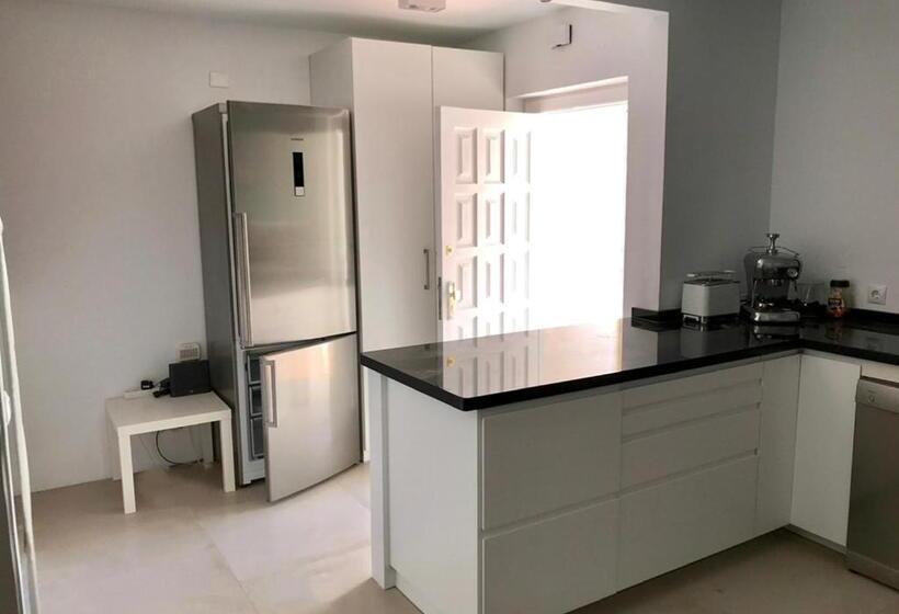 Beautiful Renovated Beach House With Panoramic Seaviews