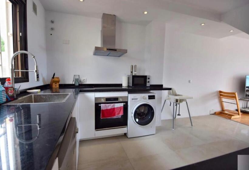 Beautiful Renovated Beach House With Panoramic Seaviews