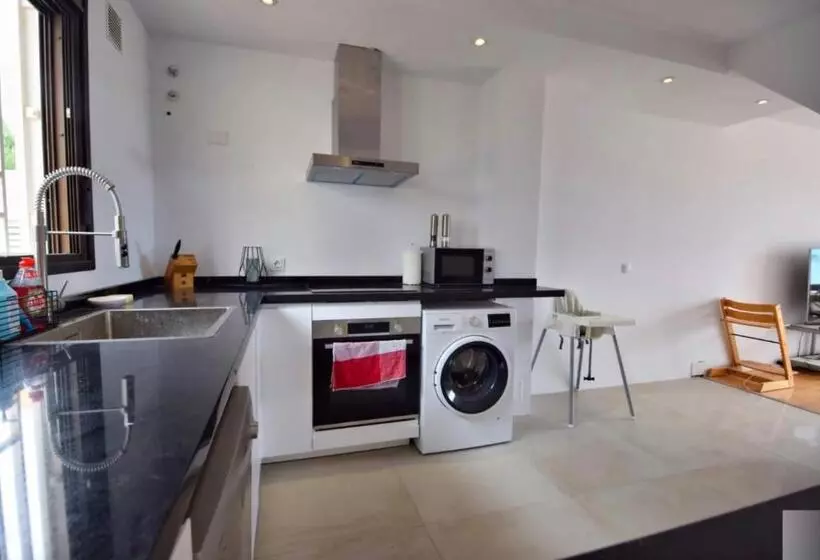 Beautiful Renovated Beach House With Panoramic Seaviews