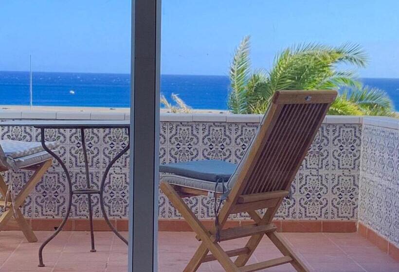 Beautiful Renovated Beach House With Panoramic Seaviews