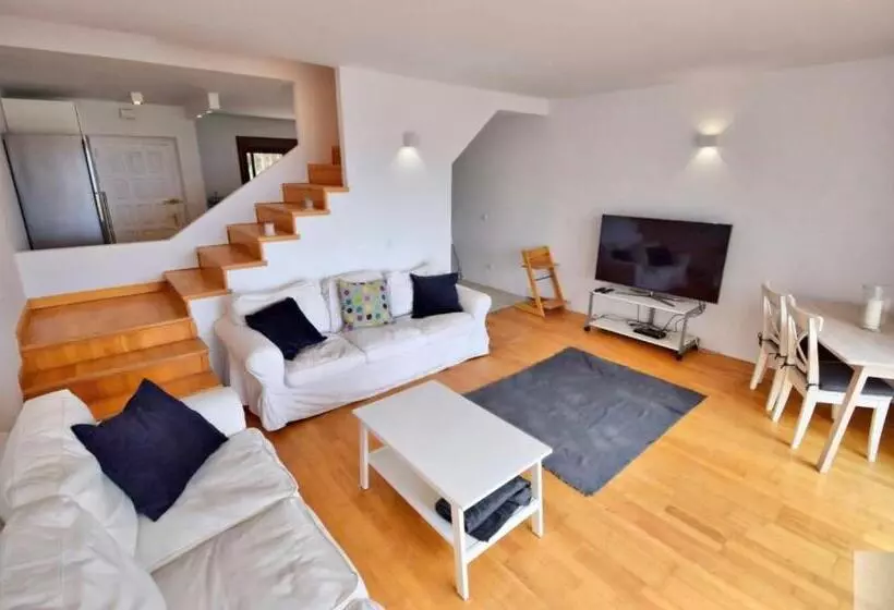 Beautiful Renovated Beach House With Panoramic Seaviews