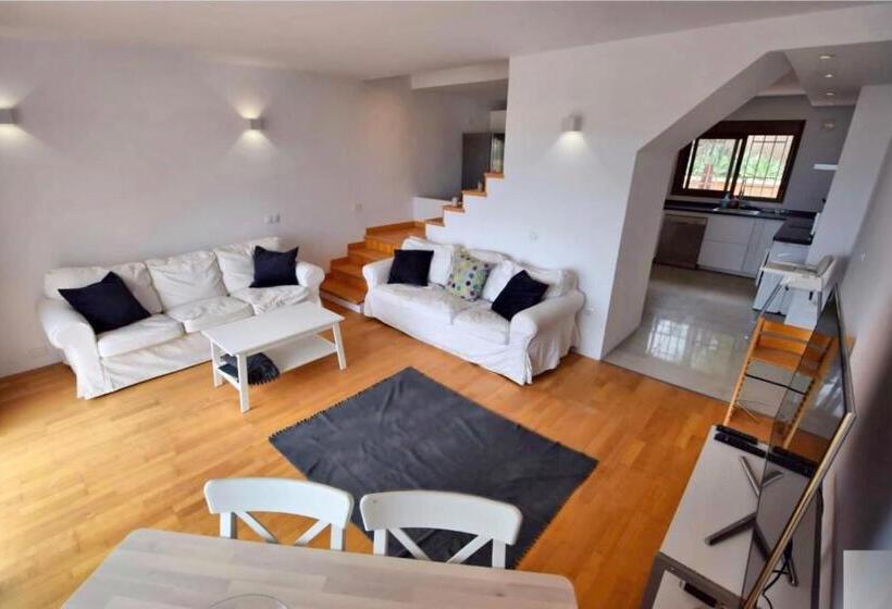 Beautiful Renovated Beach House With Panoramic Seaviews