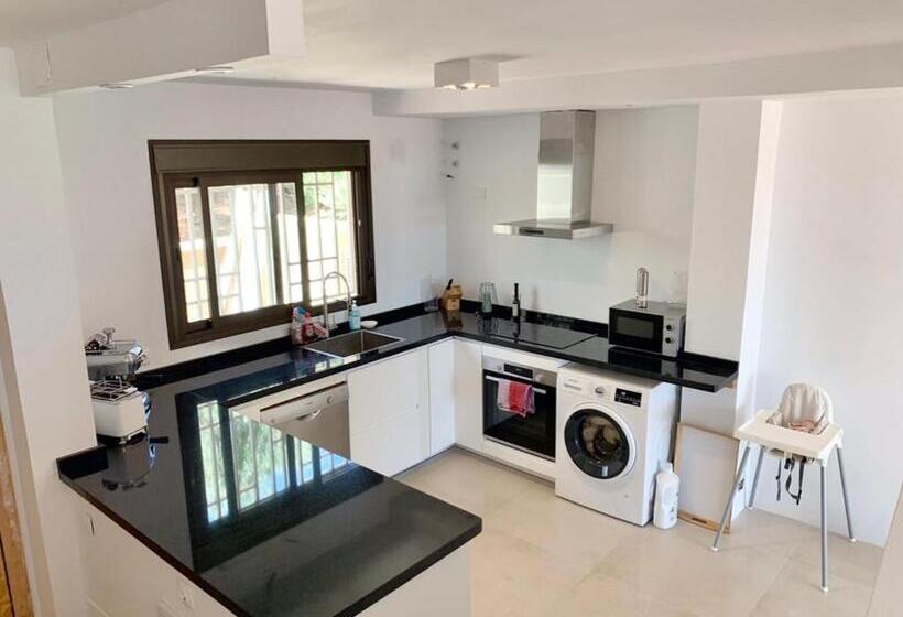 Beautiful Renovated Beach House With Panoramic Seaviews