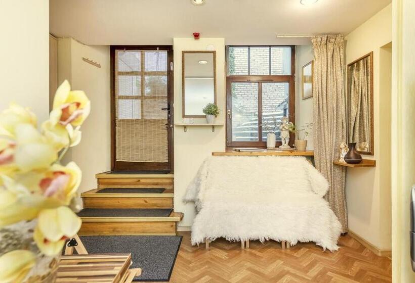 Cozy Suite With Inner Yard