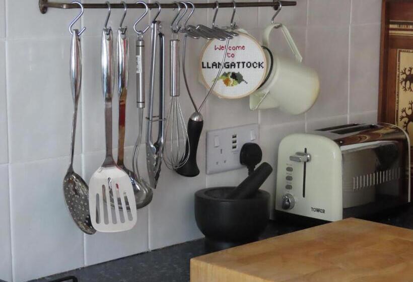 Cosy Holiday Cottage In Crickhowell