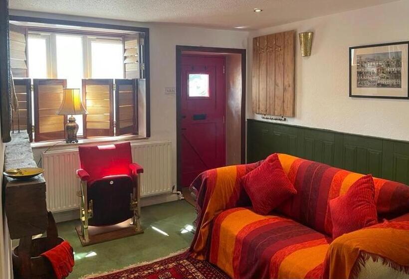 Cosy Holiday Cottage In Crickhowell