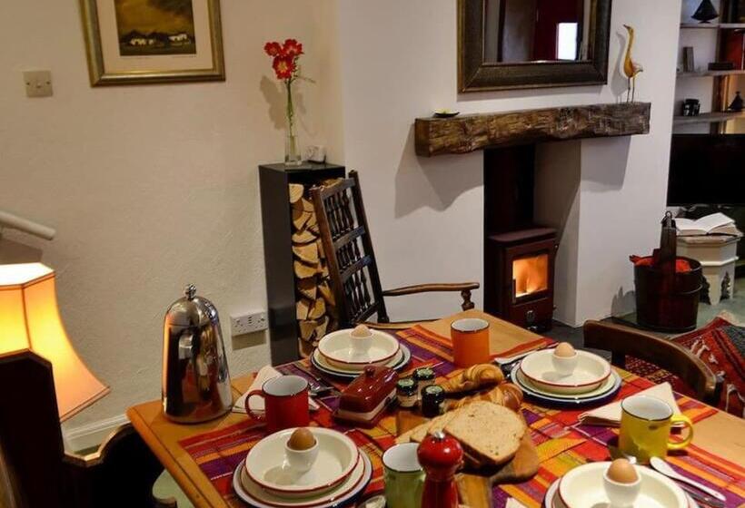 Cosy Holiday Cottage In Crickhowell