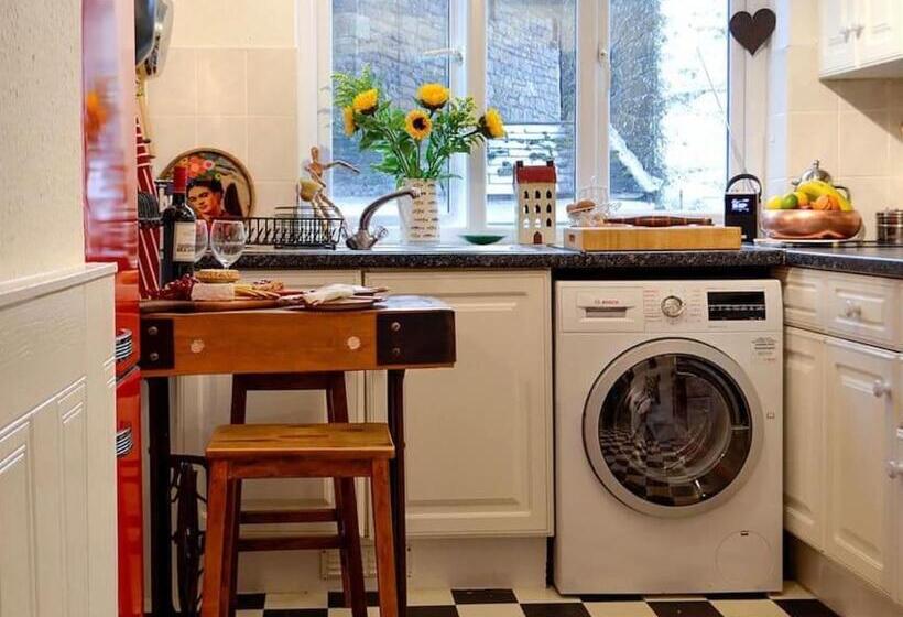 Cosy Holiday Cottage In Crickhowell