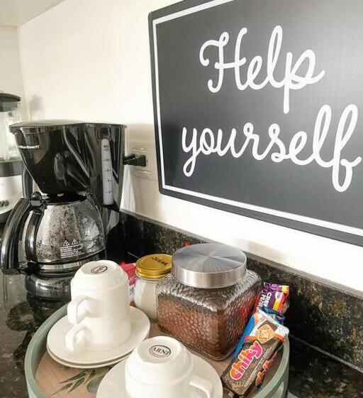 Cr Mariposa Rentals Cozy Retreat With Pool,tennis,gym,free Wifi