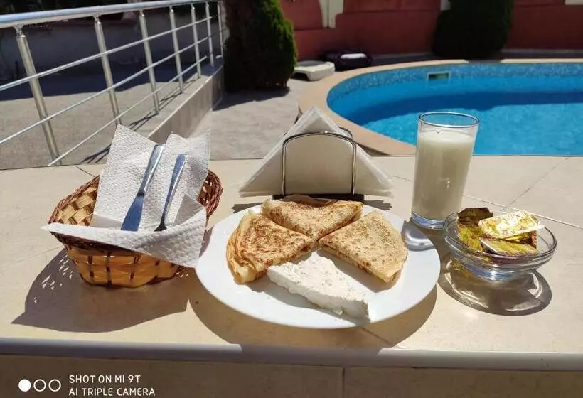 هتل Perla Beach