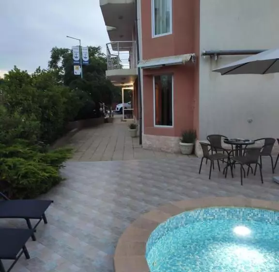 هتل Perla Beach