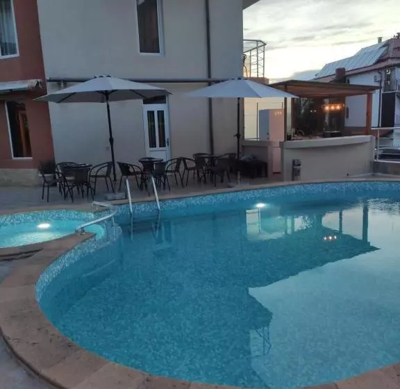 هتل Perla Beach
