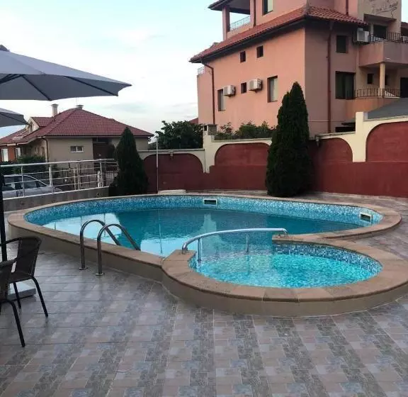 هتل Perla Beach