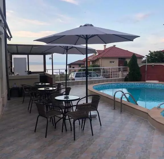 هتل Perla Beach