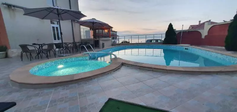 هتل Perla Beach
