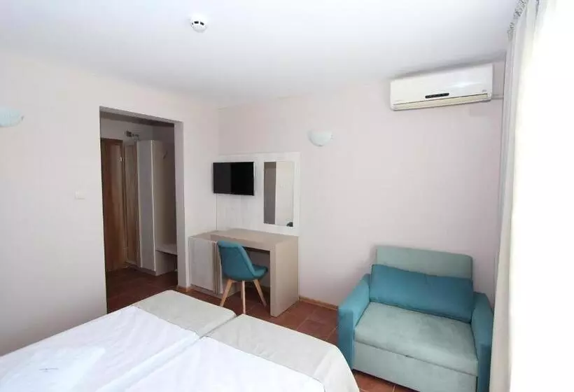هتل Perla Beach