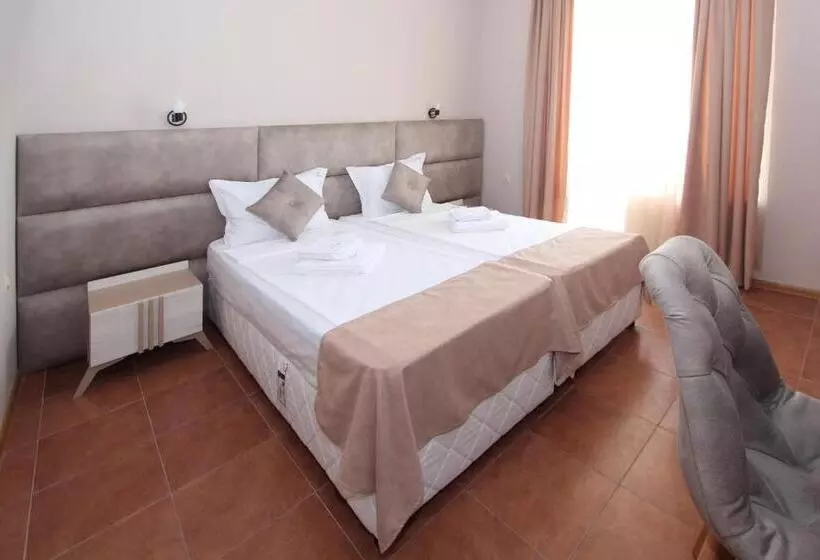 هتل Perla Beach