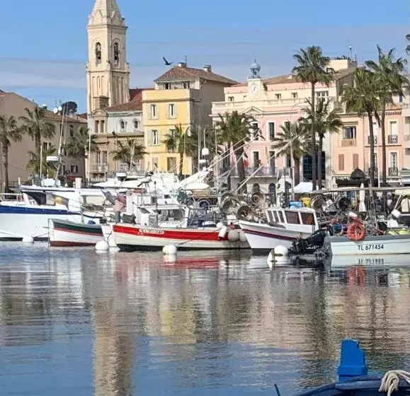 Confort Absolu à Sanary, L Appart De La Mer, Tout à Pied, Le Port, La Plage, Clim Et Garage