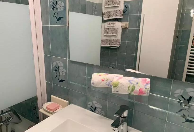 Confort Absolu à Sanary, L Appart De La Mer, Tout à Pied, Le Port, La Plage, Clim Et Garage