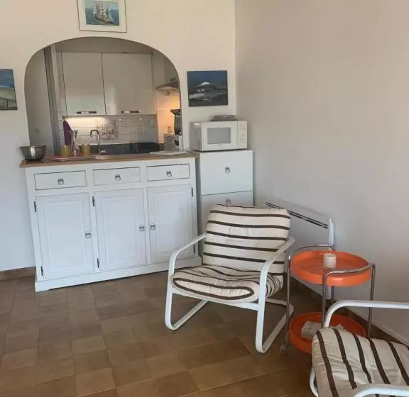 Confort Absolu à Sanary, L Appart De La Mer, Tout à Pied, Le Port, La Plage, Clim Et Garage