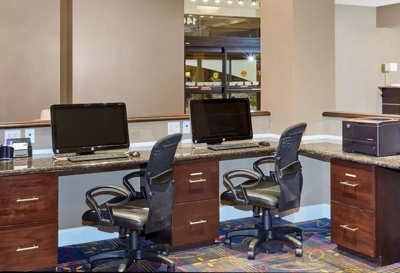 Отель Holiday Inn Express And Suites Columbia University Area, An Ihg