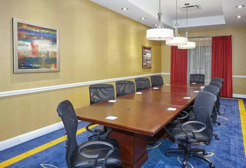 Отель Holiday Inn Express And Suites Columbia University Area, An Ihg