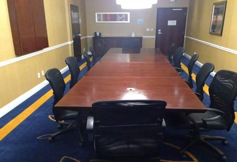 Отель Holiday Inn Express And Suites Columbia University Area, An Ihg